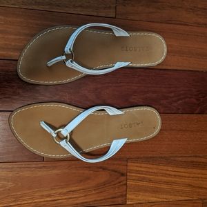 The perfect white sandals!!!!